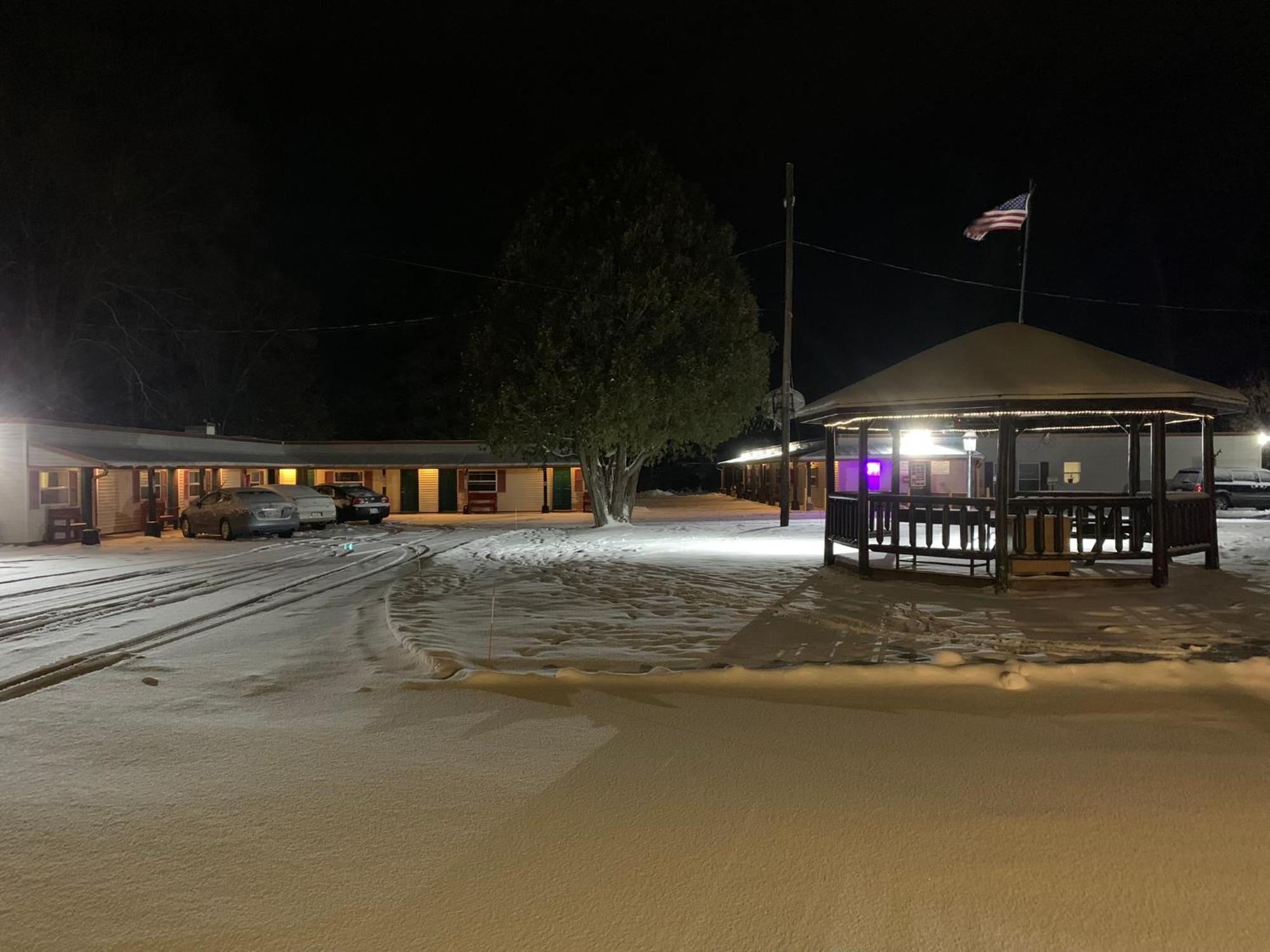 Tour Inn Motel Howard City Exterior photo